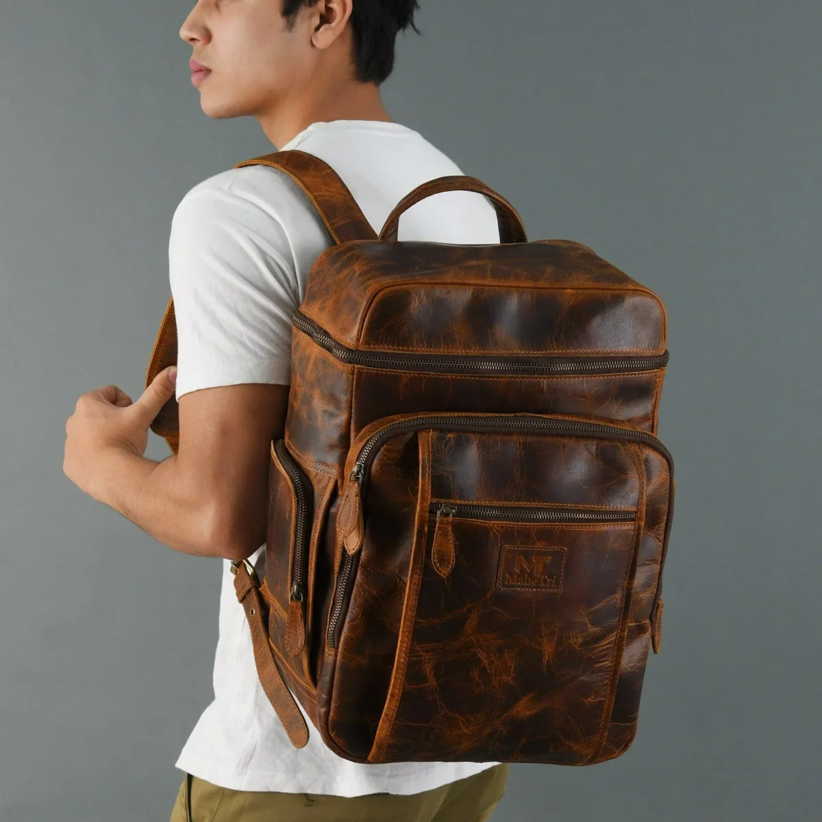 Alpha Caramel Buffalo Leather Travel Backpack - Imagen 9