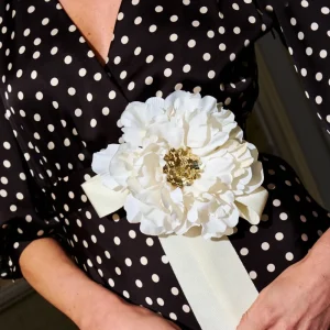 Broche flor paillettes crudo