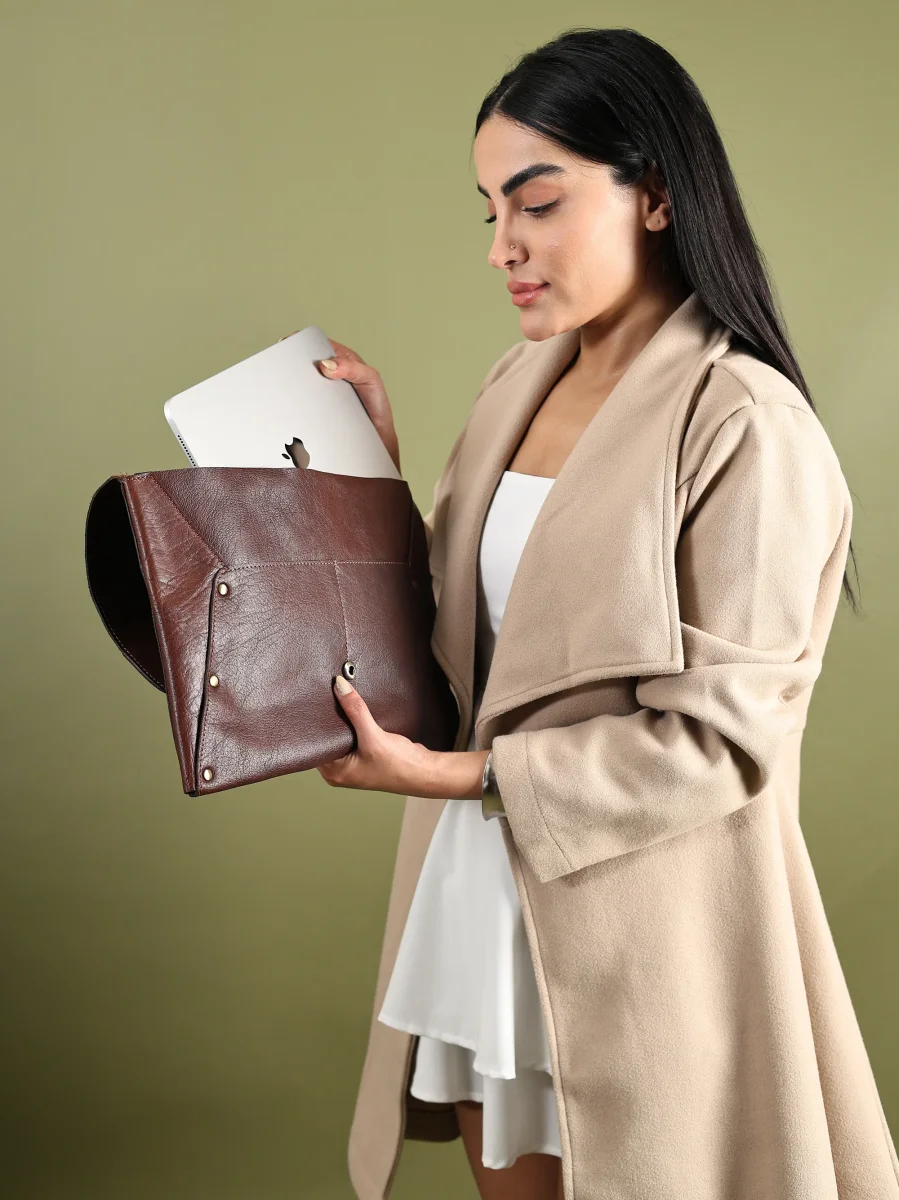 Urban Leather Laptop Sleeve + Free Sunglass Case - Imagen 4