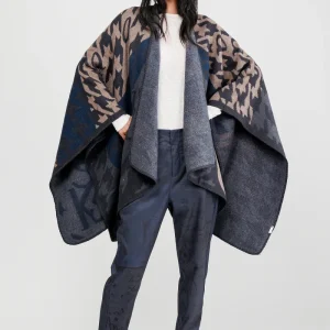 Poncho azul y beige