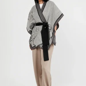 Poncho con cinturón beige y negro