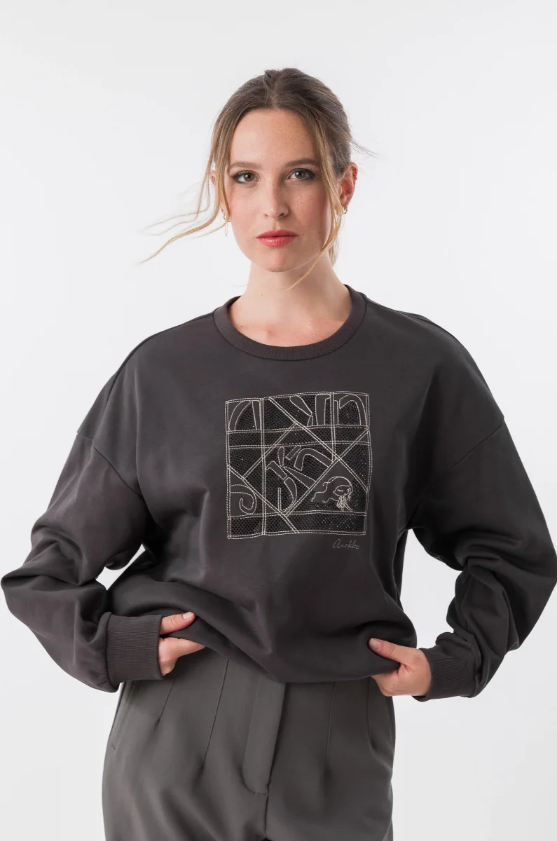 Sudadera gris con ilustración frontal - Imagen 5
