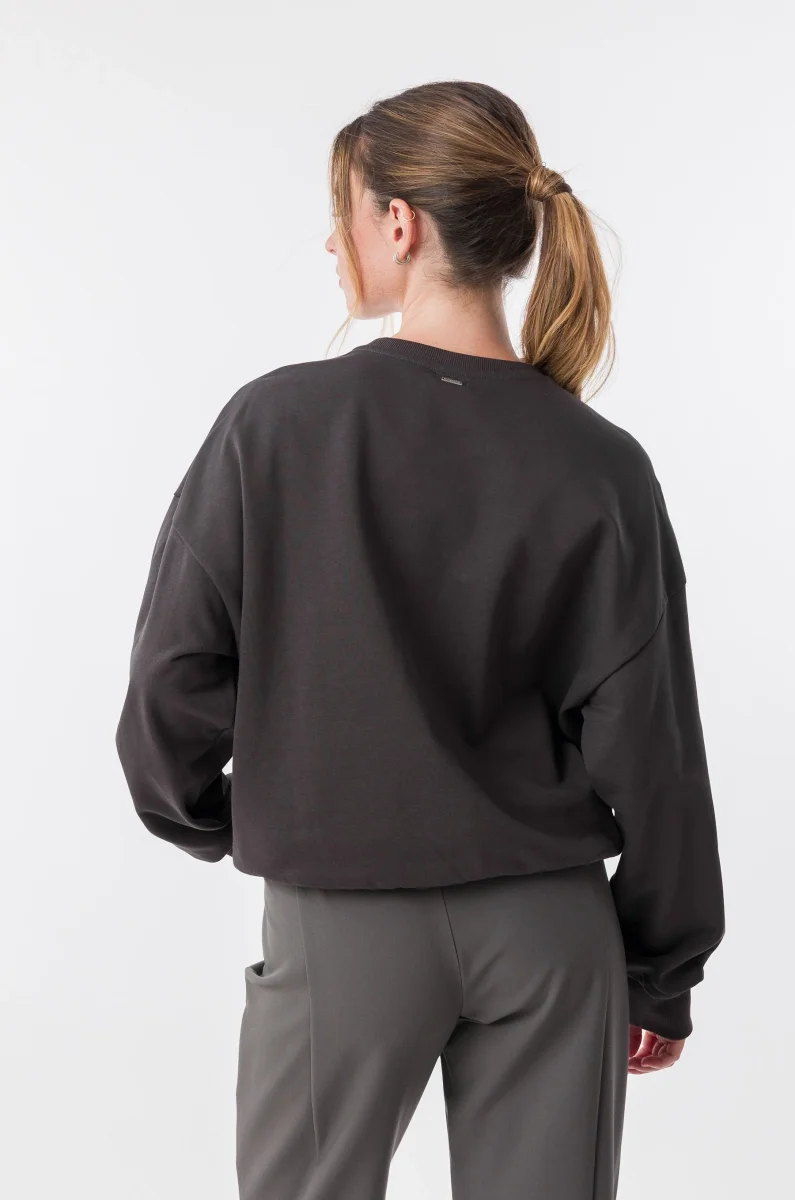 Sudadera gris con ilustración frontal - Imagen 6
