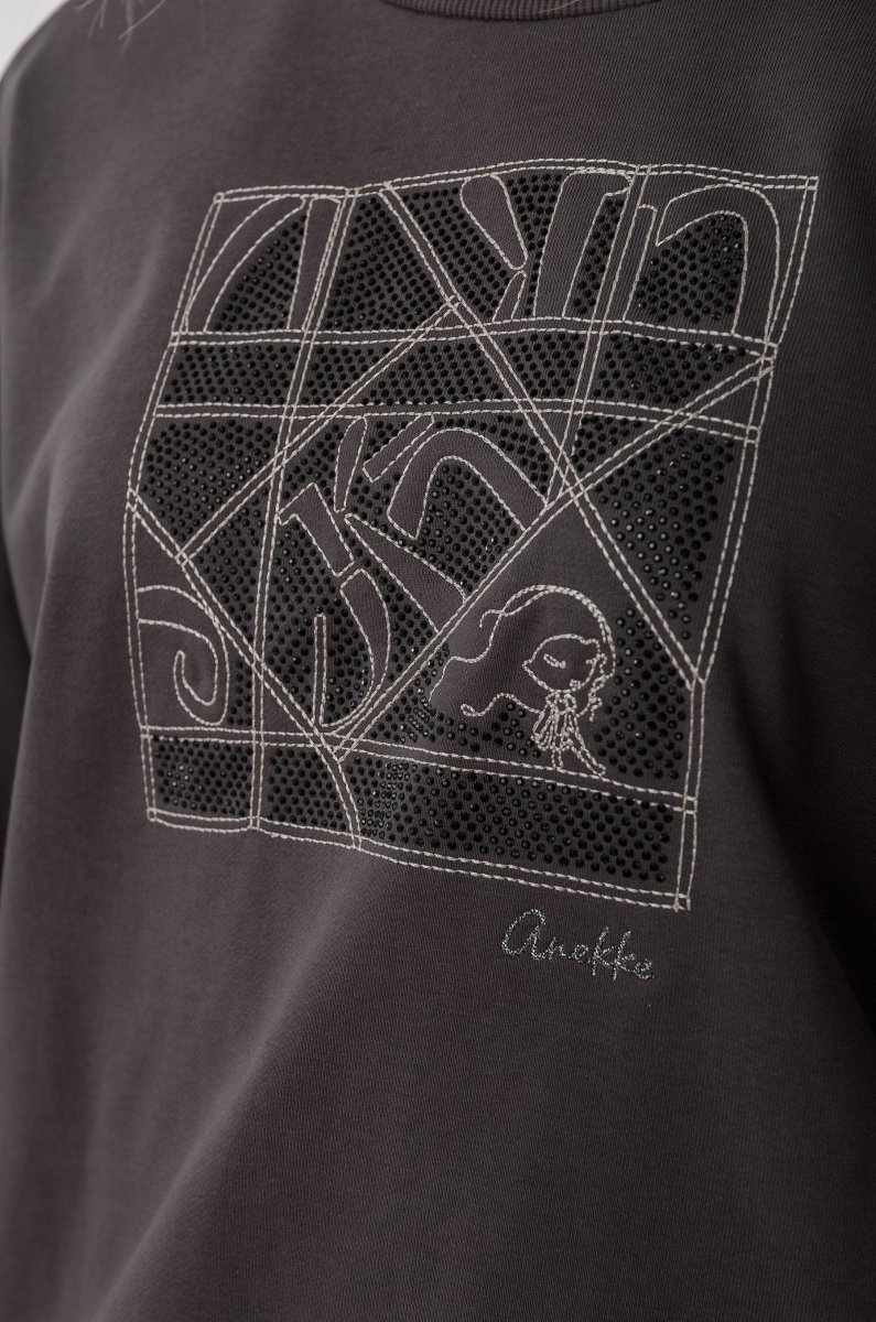 Sudadera gris con ilustración frontal - Imagen 7