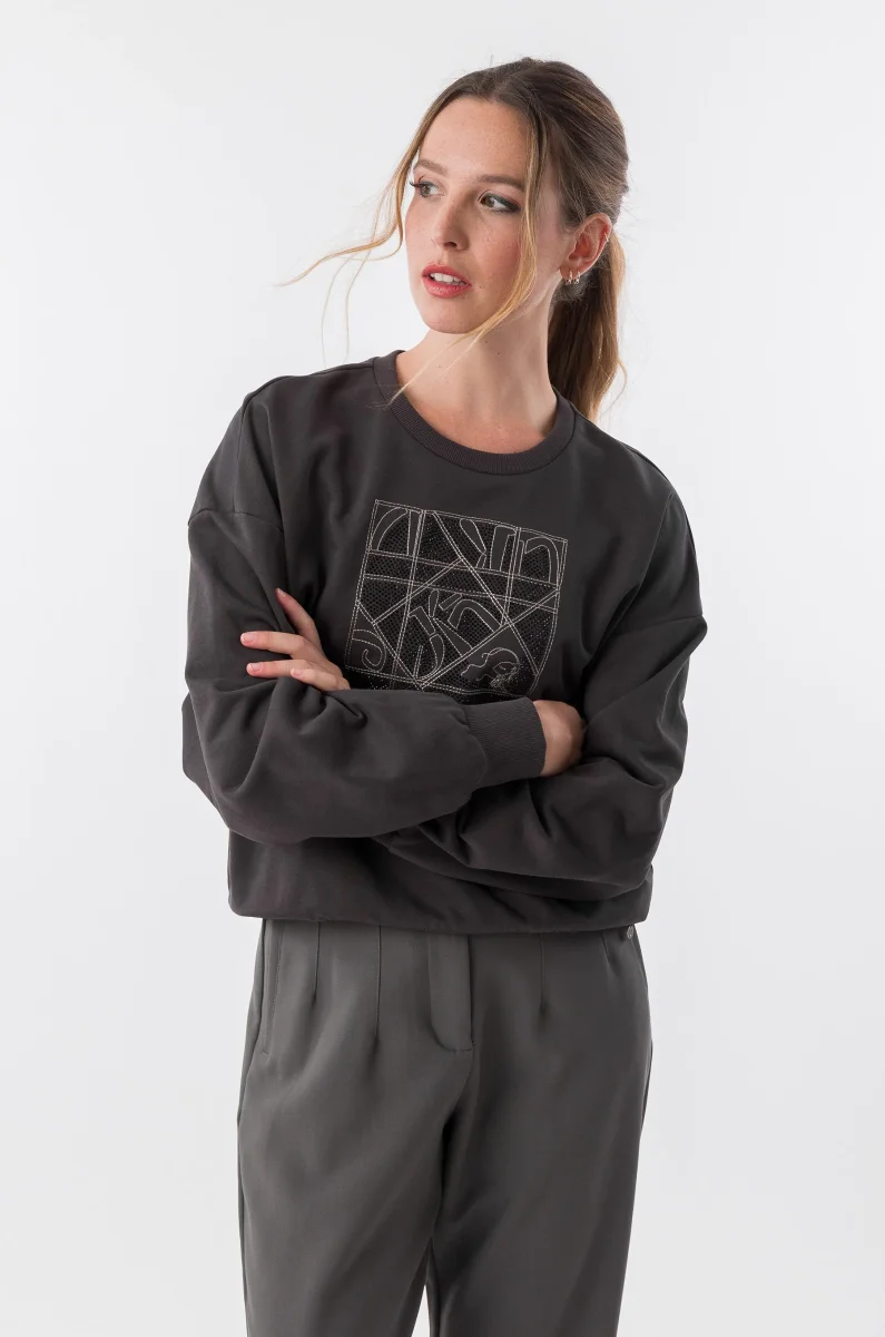 Sudadera gris con ilustración frontal - Imagen 8