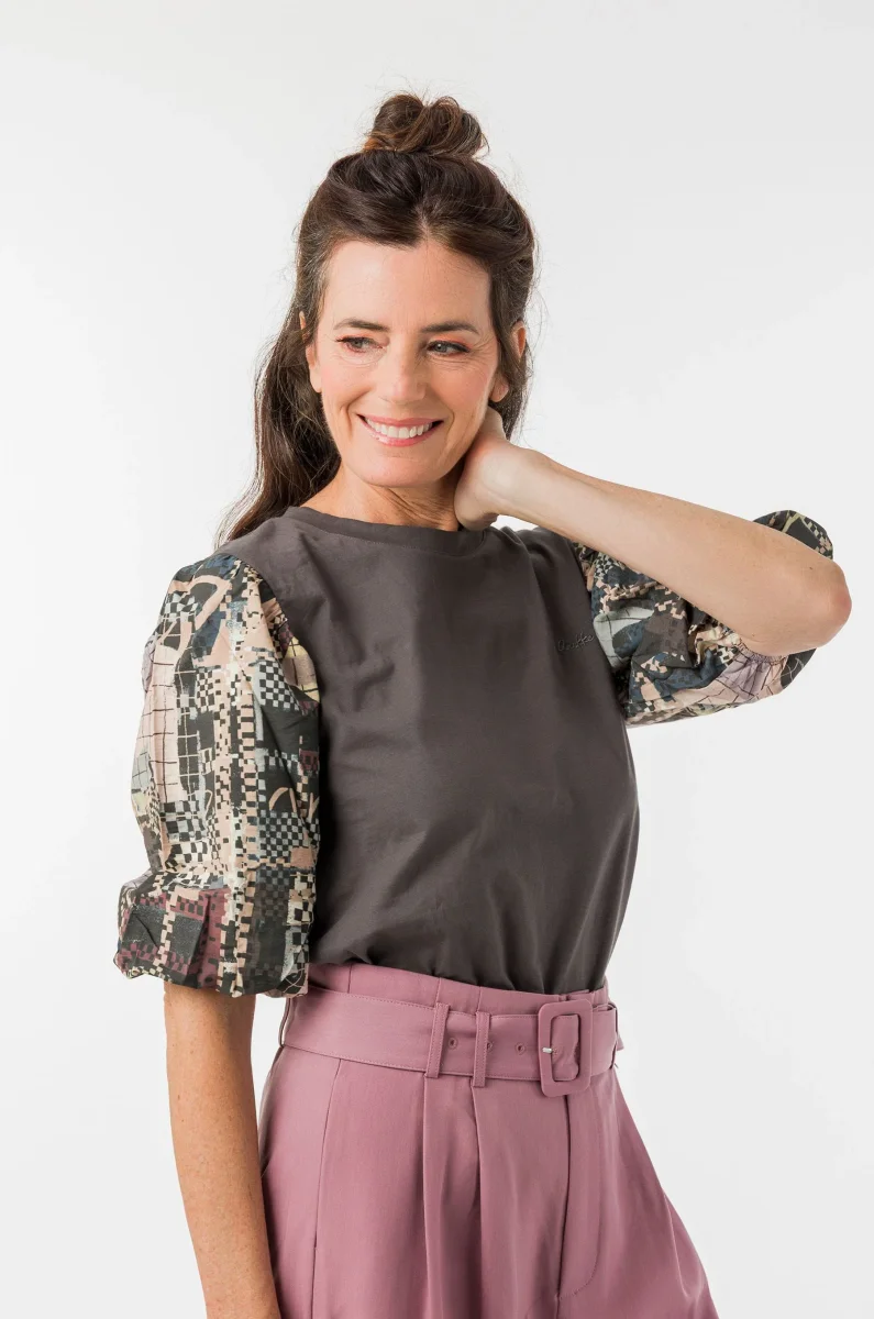 Camiseta gris con mangas estampadas - Imagen 5
