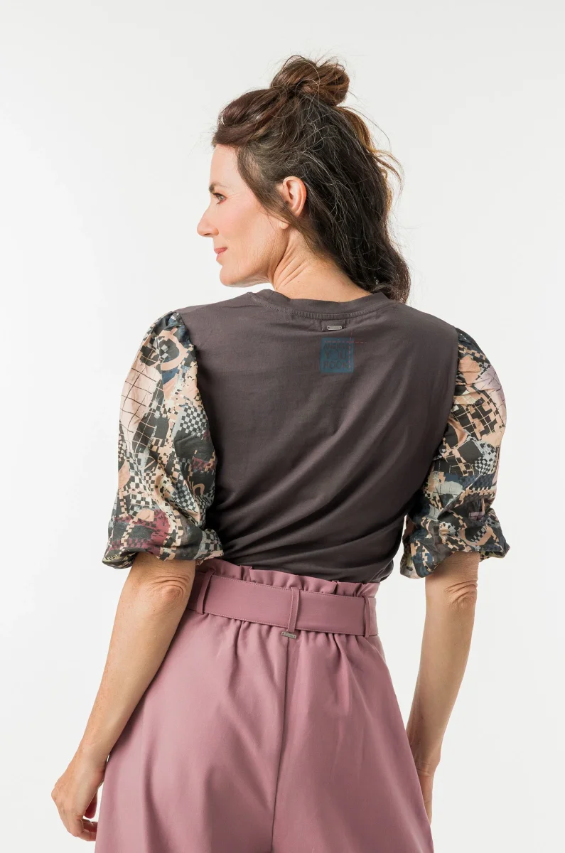 Camiseta gris con mangas estampadas - Imagen 6