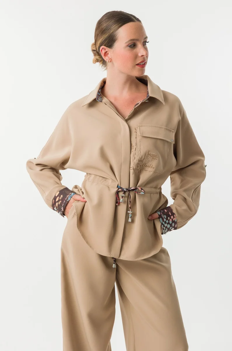 Camisa beige Blossom con bordado y cintura ajustable - Imagen 5