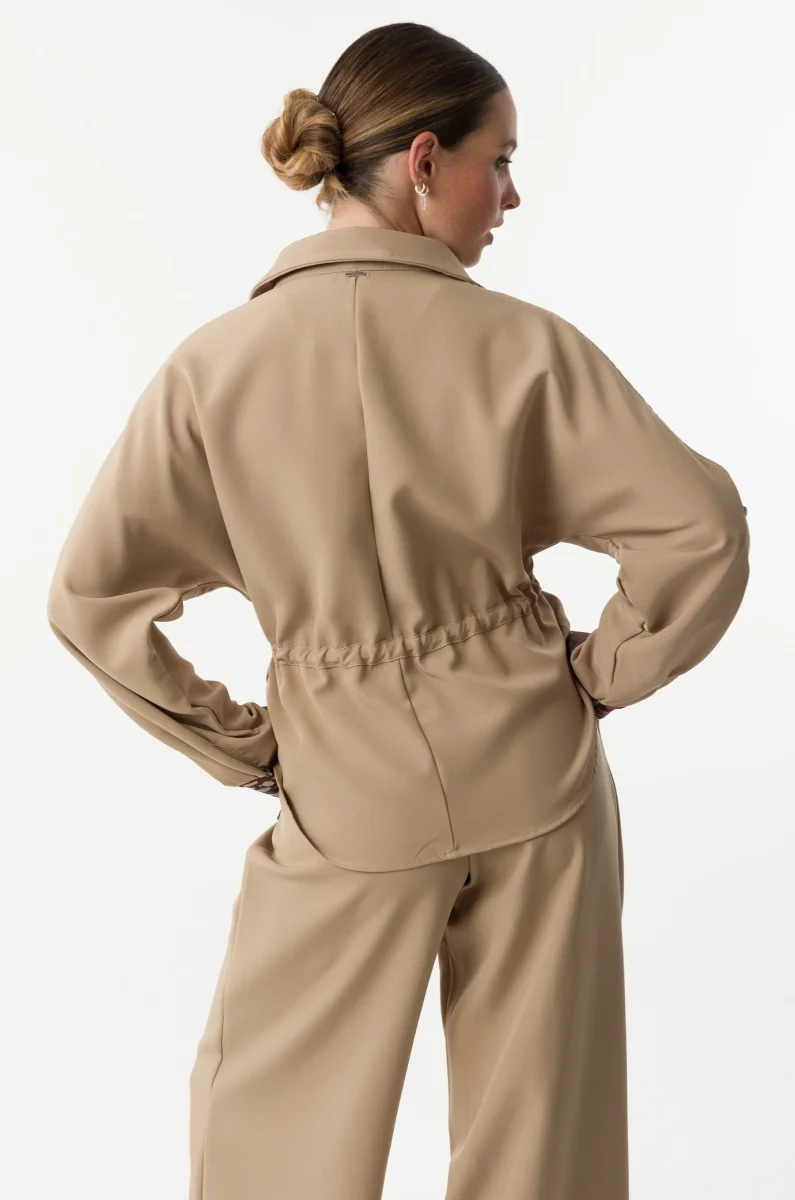 Camisa beige Blossom con bordado y cintura ajustable - Imagen 6