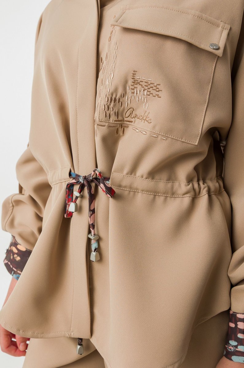 Camisa beige Blossom con bordado y cintura ajustable - Imagen 7