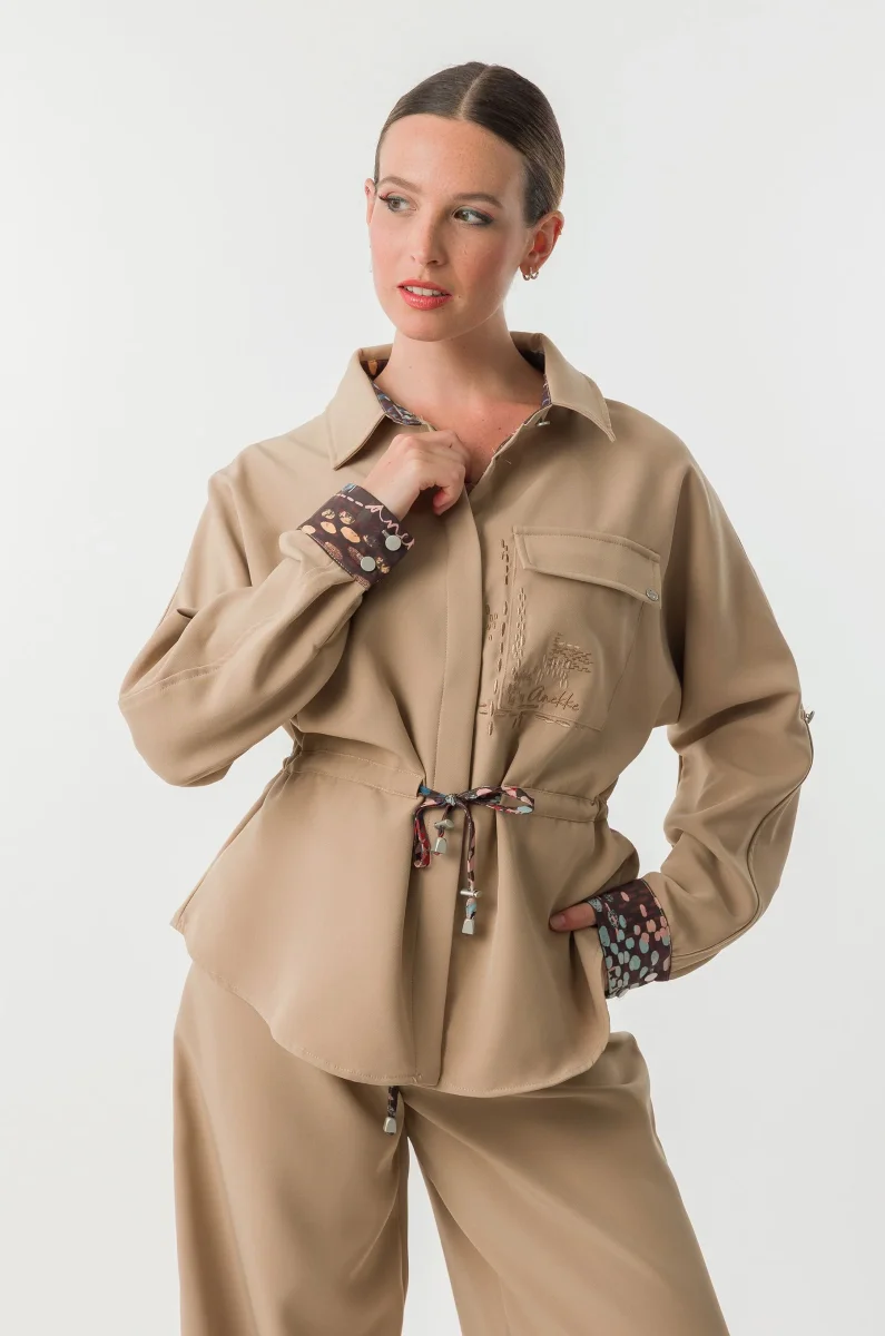 Camisa beige Blossom con bordado y cintura ajustable - Imagen 8