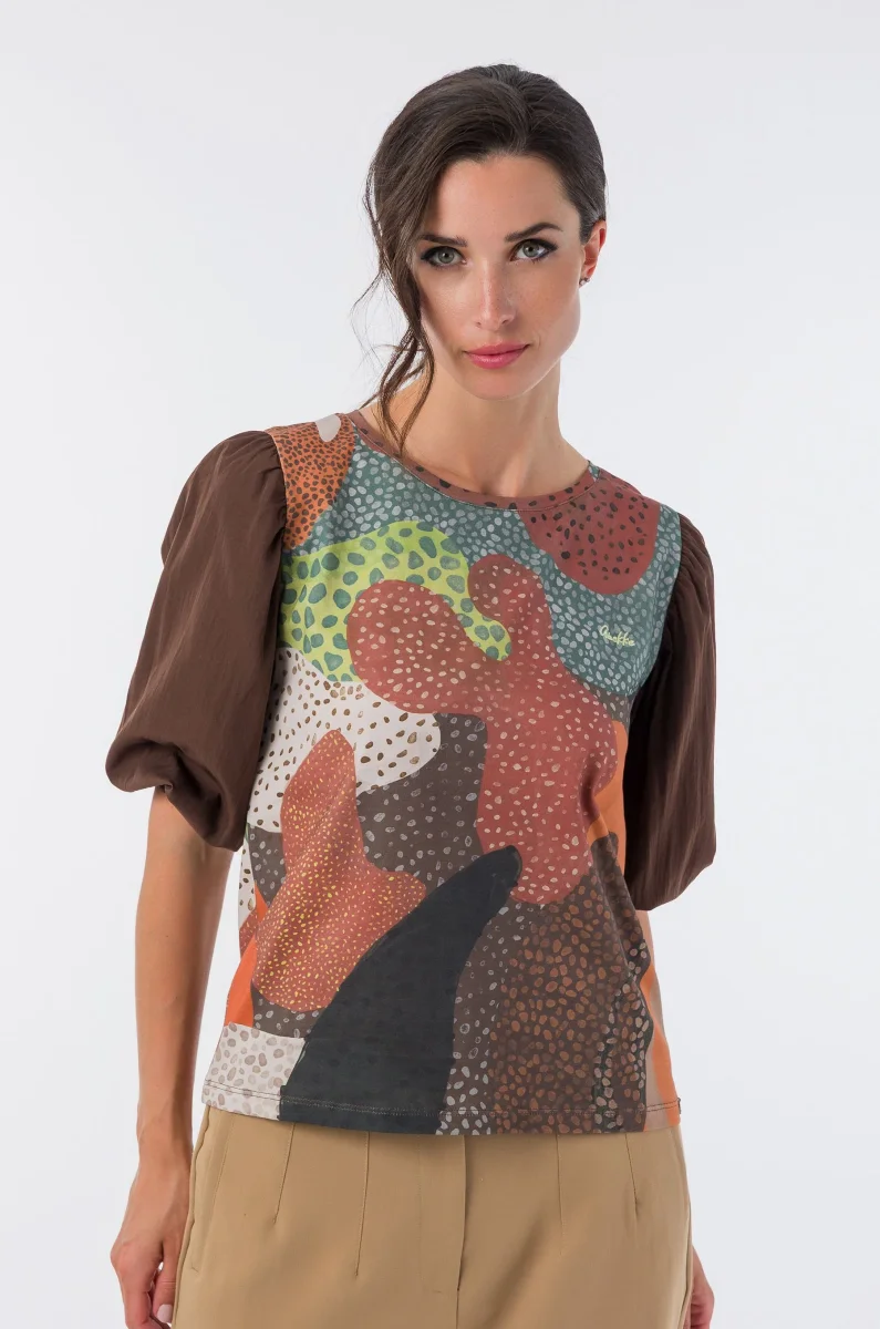 Camiseta estampada multicolor con mangas abullonadas - Imagen 5