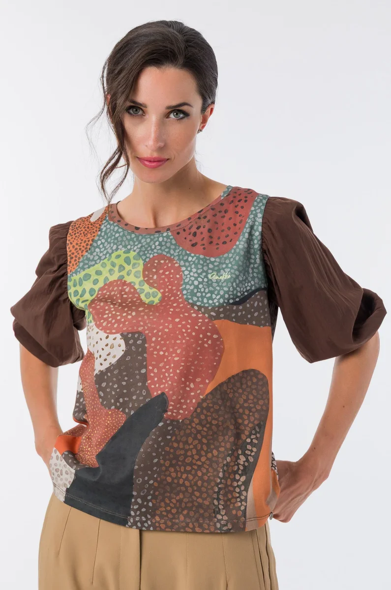 Camiseta estampada multicolor con mangas abullonadas - Imagen 6