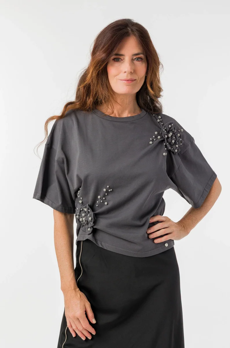 Camiseta gris con aplicación floral - Imagen 5