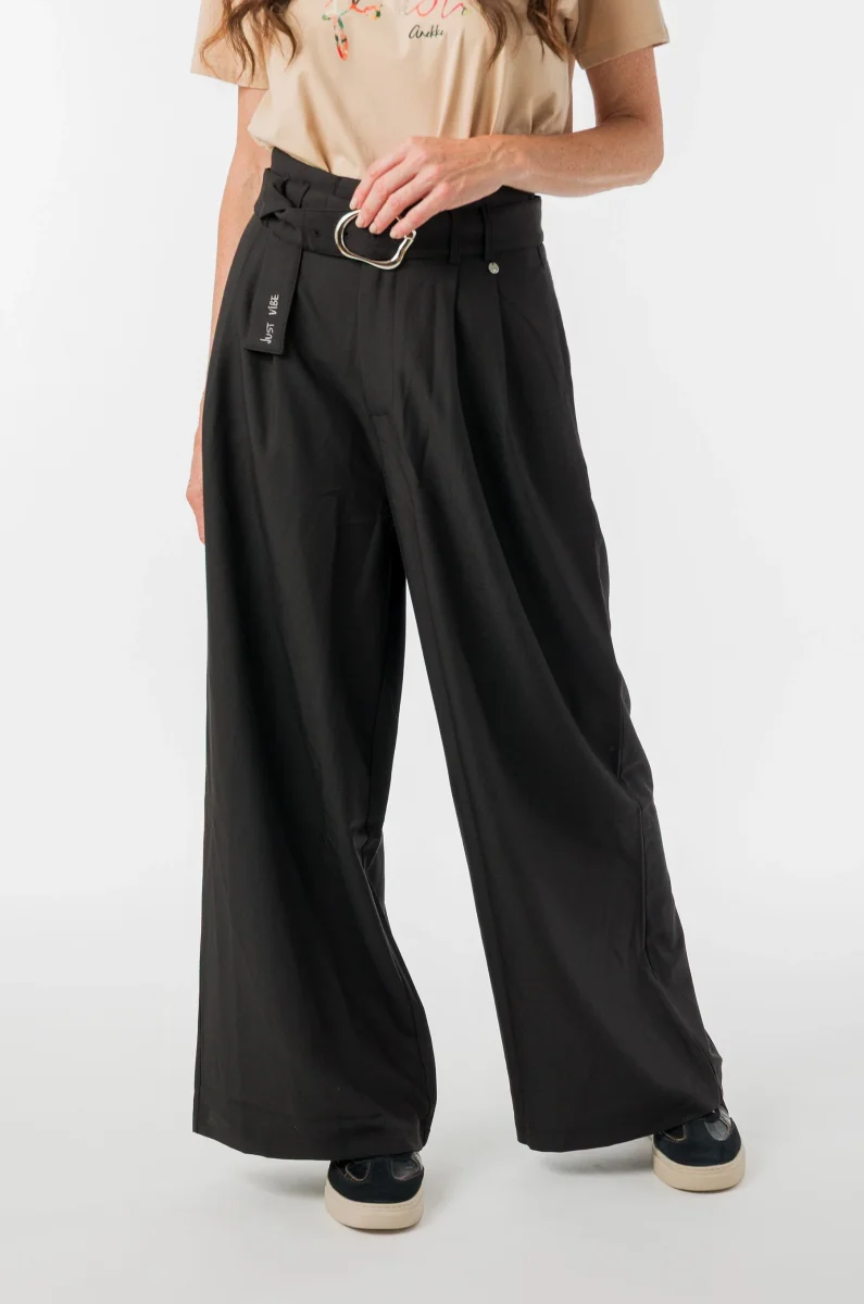Pantalón negro fluido con cinturón - Imagen 5
