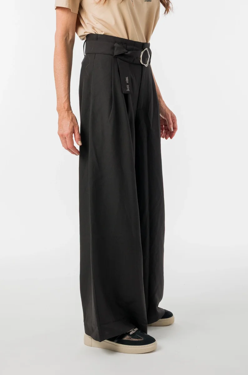 Pantalón negro fluido con cinturón - Imagen 6