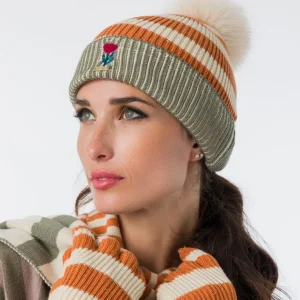 Gorro de punto a rayas con pompón