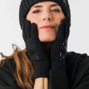 Guantes negros con detalles metálicos