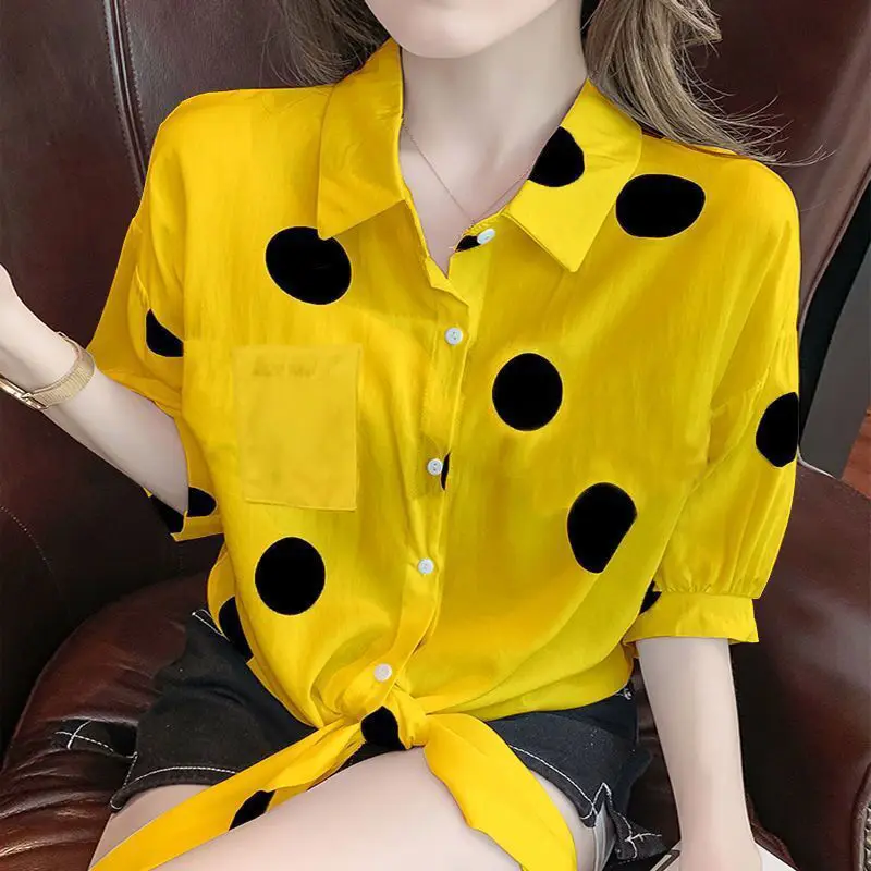 Blusa de Polka Dots con Cuello Polo y Lazo - Imagen 2
