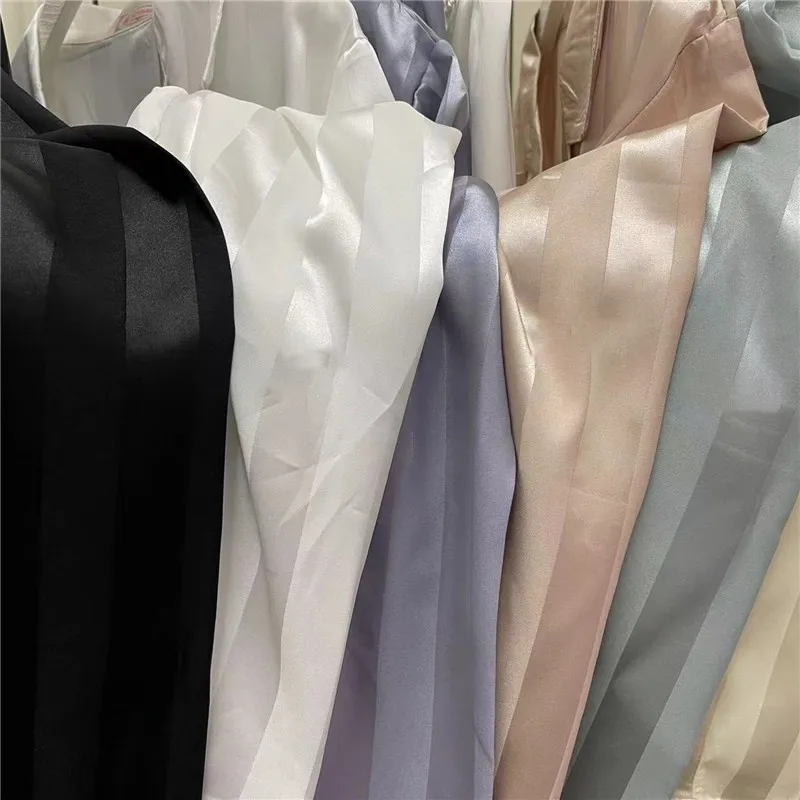 Conjunto de Pijama de Seda Satinada a Rayas - Imagen 9
