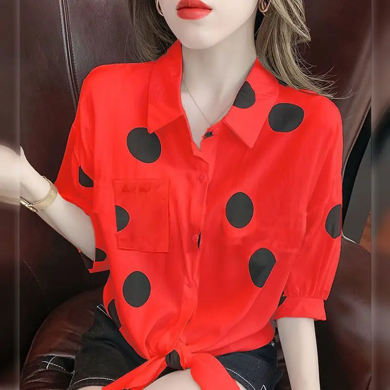 Blusa de Polka Dots con Cuello Polo y Lazo - Imagen 5