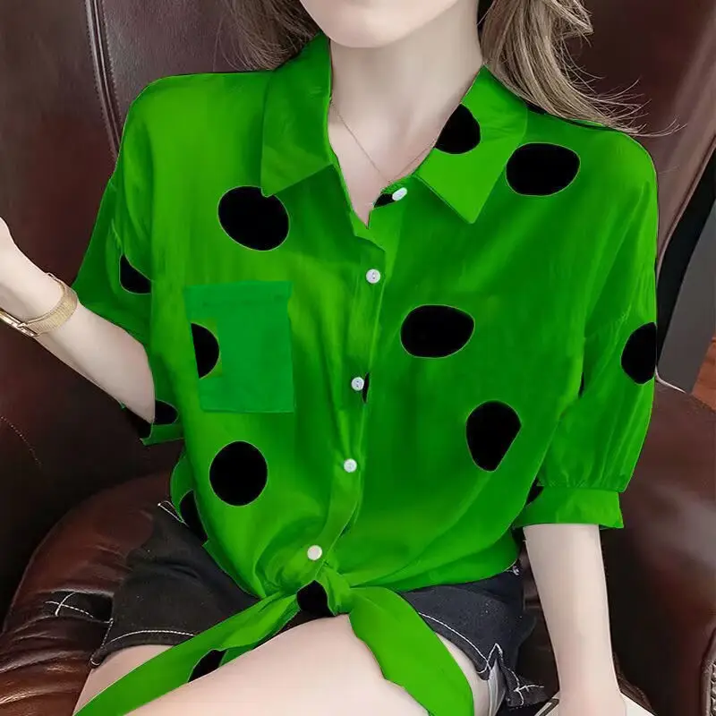 Blusa de Polka Dots con Cuello Polo y Lazo - Imagen 4