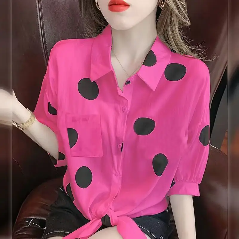 Blusa de Polka Dots con Cuello Polo y Lazo - Imagen 3
