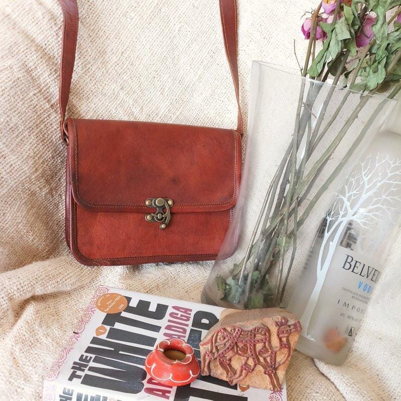 The Feminine Crossbody - Imagen 8