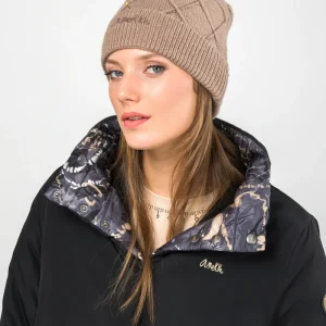 Gorro de punto beige con detalles