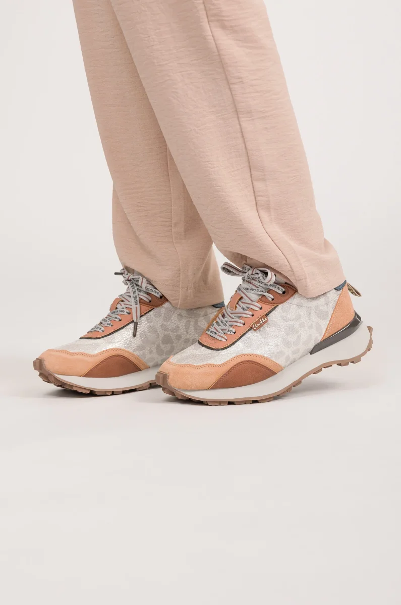Deportivos beige y naranja - Imagen 3