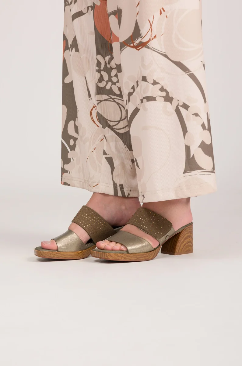 Sandalias con tacón verdes y doradas con strass - Imagen 3