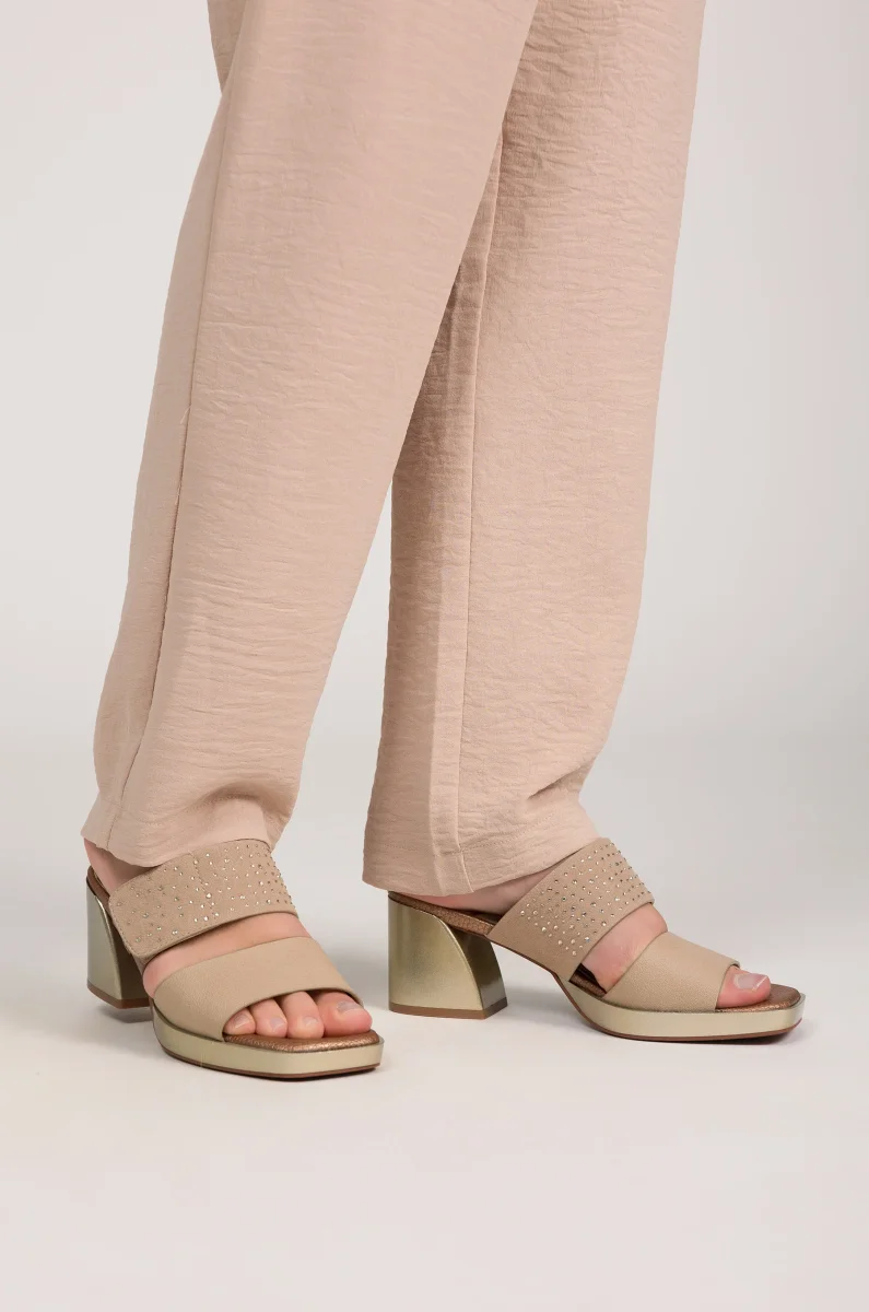 Sandalias con tacón beige con strass - Imagen 3