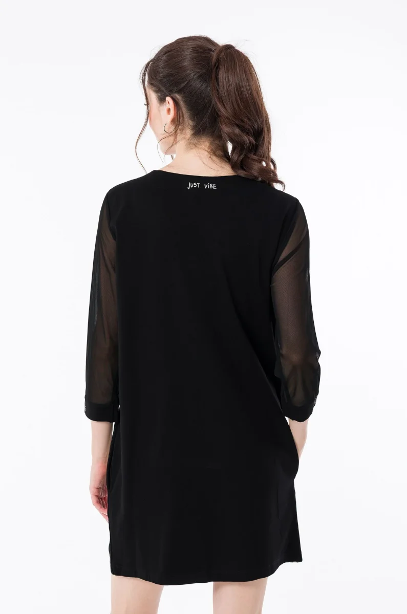 Vestido negro con detalles en contraste - Imagen 6