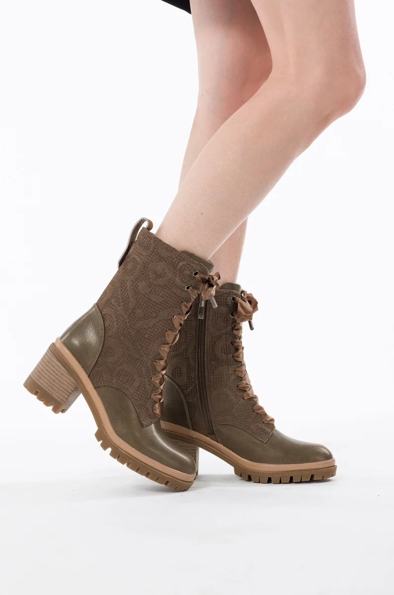 Botas con cordoneras marrones - Imagen 9